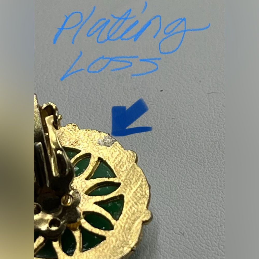 Peking Glass Moulded Vintage Green Floral Gold Tone Clip On Earrings - Picture 7 of 7